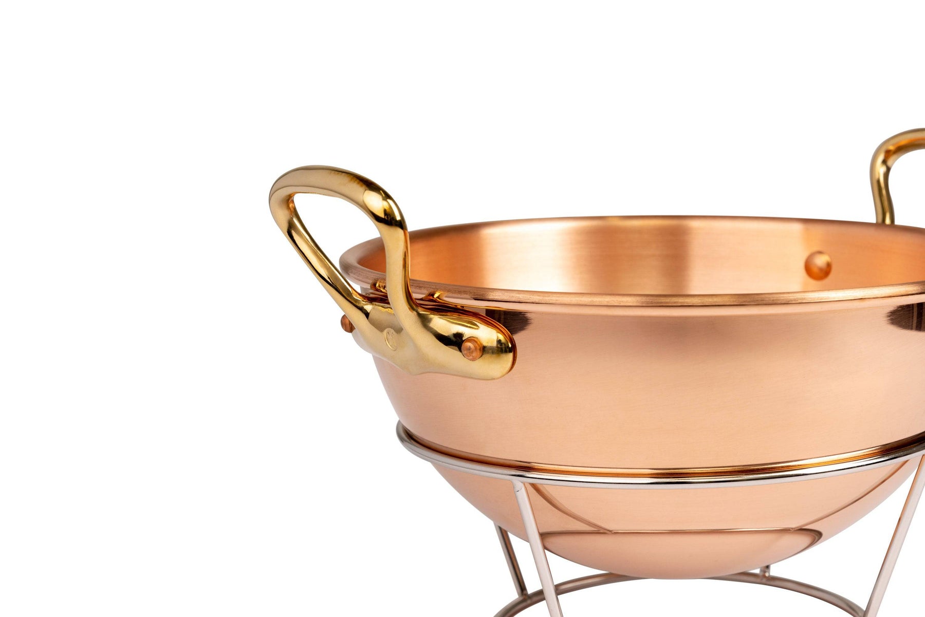 https://www.outletbakeware.com/wp-content/uploads/2023/03/Egg-Bowl-with-Brass-handles-Detail_1800x1800.jpg